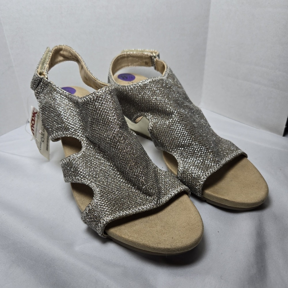 Bandolino Flexible Metallic Textured Metallic Wedge 8.5M Sparkle Glam Neutral